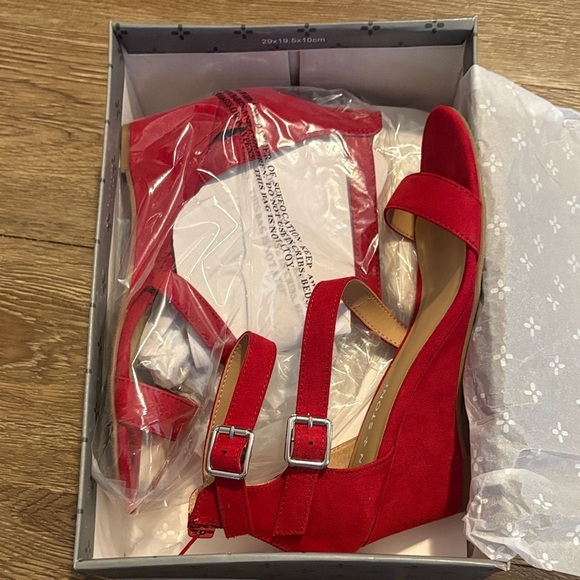 Sun + Stone Red Suede Kitten heel Wedge Sandals Women’s Size 6.5 NEW IN BOX - Picture 3 of 4